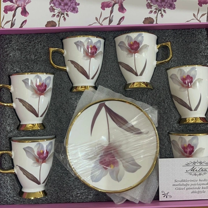 Pembe Çiçek Desenli Altın Detaylı Kutulu Fincan Takımı (6’lı)