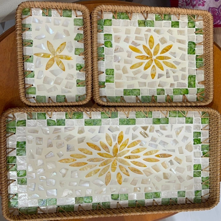 Sarı Beyaz Çiçek Mozaik Desenli Yeşil Kenarlı Hasır Tepsi Seti